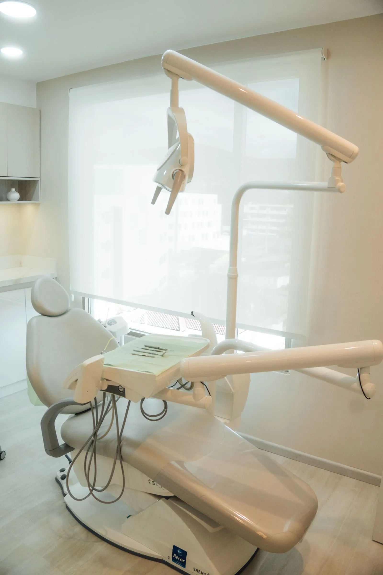Profesional de la Clínica Dental Sixto Rivas atendiendo en consulta